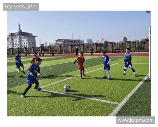 激情四溢的校运会足球赛场展现青春风采与团队精神的完美结合